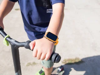 One2track Connect UP oranje GPS kinderhorloge