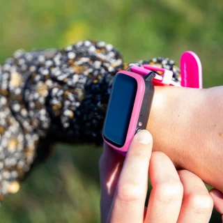 One2track Connect UP roze GPS horloge kinderen