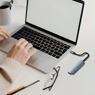 USB C-hub multipoint adapter