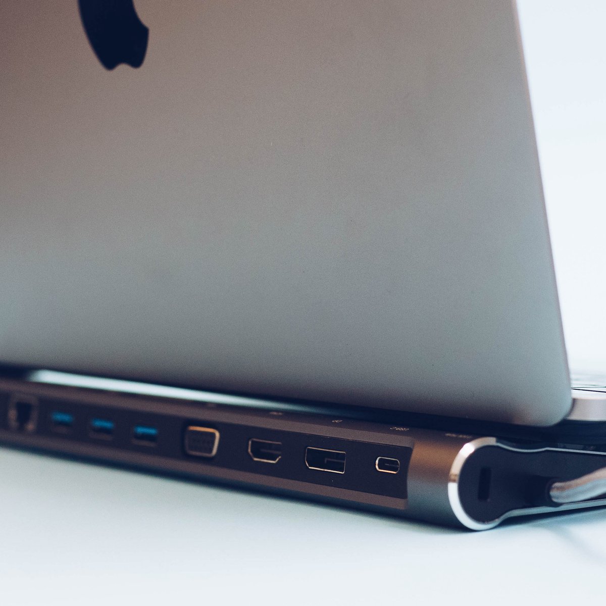 XtremeMac Docking Hub Station 12 Poorten Zilver