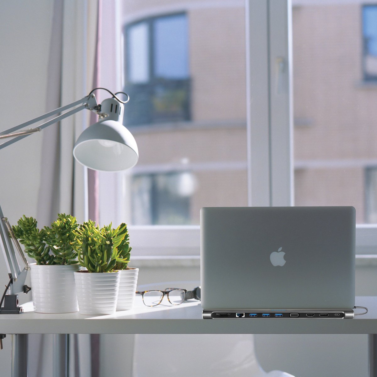 XtremeMac Docking Hub Station 12 Poorten Zilver