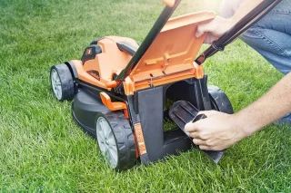 Elektrische Grasmaaier met 24V Accu - 2x 4.0Ah Accu - Verstelbaar 20 cm tot 70 cm - 32L Opvangzak - Snellader - Maaibreedte 34cm - Oranje
