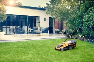 Accugrasmaaier - Elektrische Grasmaaiers - Gazontrimmer - Grastrimmer - met Mulchmaat 40L - Snijbreedte 37cm - Maaibreedte 300m² - Maaihoogte op 6 Niveaus - 2 x 4000 mAh Lithium-ion Accu - Oplader - 24V - Zwart&Oranje
