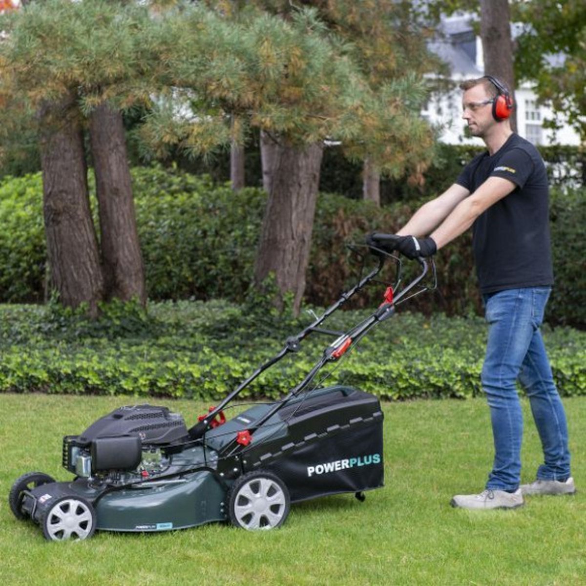 Wat vinden we goed aan de Powerplus POWPG10120 benzine grasmaaier zelftrekker