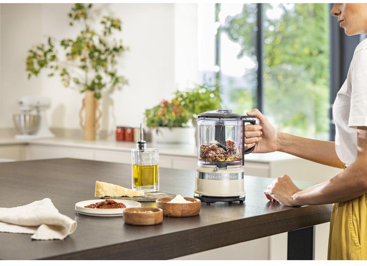 Wat vinden we goed aan de KitchenAid Hakmolen 1,19L Amandel Crème Beige