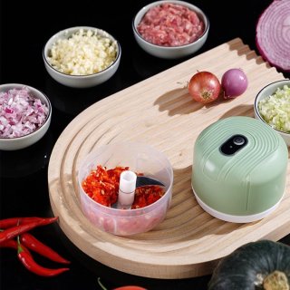 Wat vinden we goed aan de Mini elektrische hakmolen 250 ml