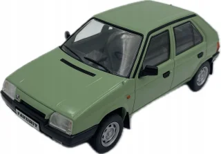 De SKODA Favorit 135L 1987 1:24 WhiteBox in één oogopslag