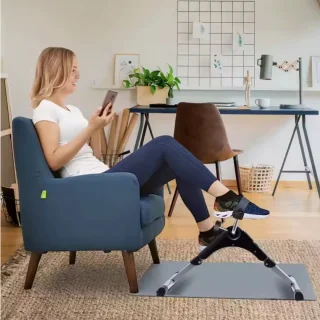 Mini fiets home trainer - Beentrainer - Fietsen - Thuis sporten - Fietsbewegingstrainer - Goed de zomer door - Stoelfiets - Stoelfietsen - Mini hometrainer - Bike Bureaufiets - Zwart