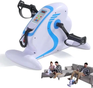 Elektrische pedaaltrainer onder bureau