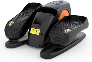 Zittende elliptische pedaaltrainer onder bureau oranje
