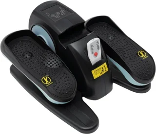 Zittende elliptische trainer onder bureau