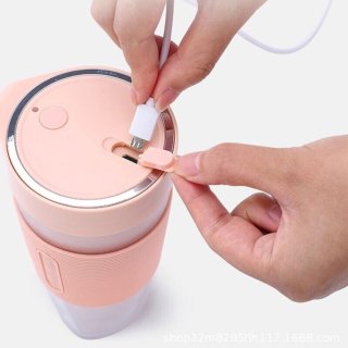 De Draagbare blender USB oplaadbare elektrische blender sapcentrifuge shaker beker fitness roze in één oogopslag