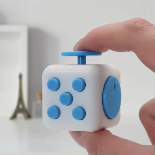 Wat vinden we goed aan de Merkloos Pop It Fidget Kubus - Blauw