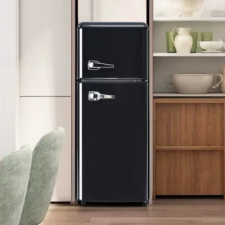 Retro koelkast. Koel-vriescombinatie, 105,5 cm hoog, 41 cm breed, twee deuren, met een totaal volume van 92 liter, vriesvolume van 28 liter. Deurvakken en glazen planken. 116 kWh/jaar, -27 °C ~13 °C, ledverlichting, zwart
