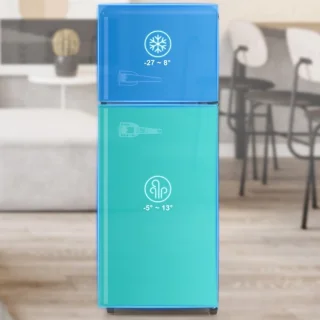 Retro koelkast. Koel-vriescombinatie, 105,5 cm hoog, 41 cm breed, twee deuren, met een totaal volume van 92 liter, vriesvolume van 28 liter. Deurvakken en glazen planken. 116 kWh/jaar, -27 °C ~13 °C, ledverlichting, zwart