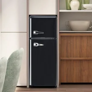 Retro koelkast. Koel-vriescombinatie, 105,5 cm hoog, 41 cm breed, twee deuren, met een totaal volume van 92 liter, vriesvolume van 28 liter. Deurvakken en glazen planken. 116 kWh/jaar, -27 °C ~13 °C, ledverlichting, zwart