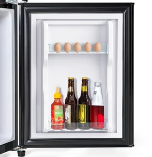 Koel-vriescombinatie, 86,8 cm hoog, 45,5 cm breed, dubbele deur, met een totaal volume van 60 liter, 22 liter vriesvolume, 38 liter koelvolume. 102 kWh/jaar, ledverlichting. Premium zwart [energieklasse E]