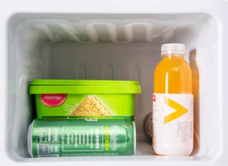 Koel-vriescombinatie, 86,8 cm hoog, 45,5 cm breed, dubbele deur, met een totaal volume van 60 liter, 22 liter vriesvolume, 38 liter koelvolume. 102 kWh/jaar, ledverlichting. Premium zwart [energieklasse E]