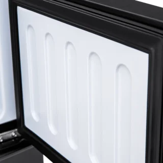 Koel-vriescombinatie, 86,8 cm hoog, 45,5 cm breed, dubbele deur, met een totaal volume van 60 liter, 22 liter vriesvolume, 38 liter koelvolume. 102 kWh/jaar, ledverlichting. Premium zwart [energieklasse E]