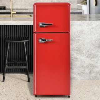 Retro koelkast. Koel-vriescombinatie, 105,5 cm hoog, 41 cm breed, twee deuren, met een totaal volume van 92 liter, vriesvolume van 28 liter. Deurvakken en glazen planken. 116 kWh/jaar, -27 °C ~13 °C, ledverlichting, rood