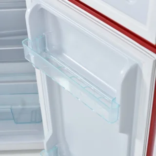 Retro koelkast. Koel-vriescombinatie, 105,5 cm hoog, 41 cm breed, twee deuren, met een totaal volume van 92 liter, vriesvolume van 28 liter. Deurvakken en glazen planken. 116 kWh/jaar, -27 °C ~13 °C, ledverlichting, rood