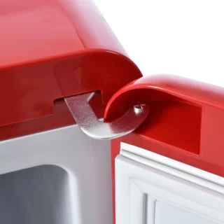 Retro koelkast. Koel-vriescombinatie, 105,5 cm hoog, 41 cm breed, twee deuren, met een totaal volume van 92 liter, vriesvolume van 28 liter. Deurvakken en glazen planken. 116 kWh/jaar, -27 °C ~13 °C, ledverlichting, rood