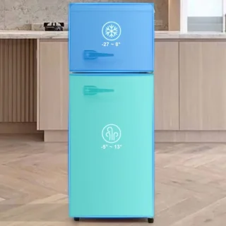 Retro koelkast. Koel-vriescombinatie, 105,5 cm hoog, 41 cm breed, twee deuren, met een totaal volume van 92 liter, vriesvolume van 28 liter. Deurvakken en glazen planken. 116 kWh/jaar, -27 °C ~13 °C, ledverlichting, wit