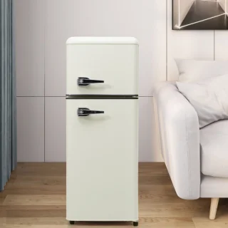 Retro koelkast. Koel-vriescombinatie, 105,5 cm hoog, 41 cm breed, twee deuren, met een totaal volume van 92 liter, vriesvolume van 28 liter. Deurvakken en glazen planken. 116 kWh/jaar, -27 °C ~13 °C, ledverlichting, wit