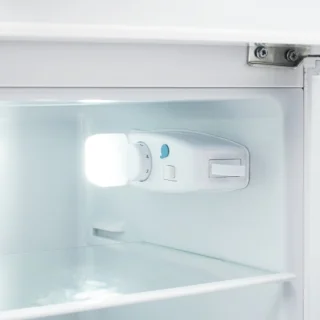 Retro koelkast. Koel-vriescombinatie, 105,5 cm hoog, 41 cm breed, twee deuren, met een totaal volume van 92 liter, vriesvolume van 28 liter. Deurvakken en glazen planken. 116 kWh/jaar, -27 °C ~13 °C, ledverlichting, wit