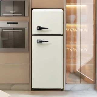 Retro koelkast. Koel-vriescombinatie, 105,5 cm hoog, 41 cm breed, twee deuren, met een totaal volume van 92 liter, vriesvolume van 28 liter. Deurvakken en glazen planken. 116 kWh/jaar, -27 °C ~13 °C, ledverlichting, wit
