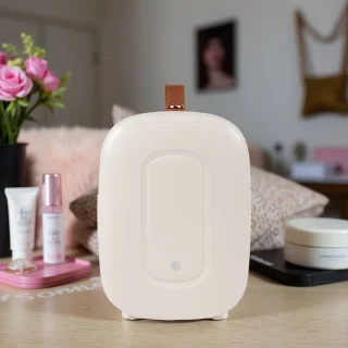 Knikker 4L Skincare Fridge Wit inclusief Ice Globe