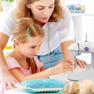 Mini elektrische naaimachine - Twee snelheden - Voetpedaal - Tweenaaldsysteem - Handmatige/automatische bediening - Inclusief bonusaccessoires - Perfect voor snelle reparaties en kleine naaiprojecten