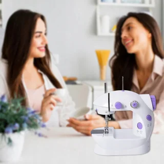 Mini elektrische naaimachine - Twee snelheden - Voetpedaal - Tweenaaldsysteem - Handmatige/automatische bediening - Inclusief bonusaccessoires - Perfect voor snelle reparaties en kleine naaiprojecten