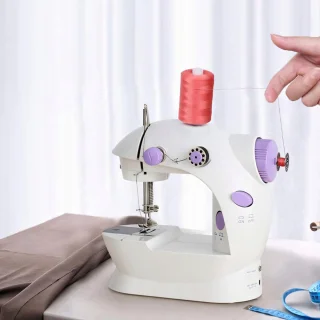 Mini elektrische naaimachine - Twee snelheden - Voetpedaal - Tweenaaldsysteem - Handmatige/automatische bediening - Inclusief bonusaccessoires - Perfect voor snelle reparaties en kleine naaiprojecten
