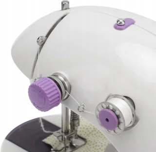 Mini elektrische naaimachine - Twee snelheden - Voetpedaal - Tweenaaldsysteem - Handmatige/automatische bediening - Inclusief bonusaccessoires - Perfect voor snelle reparaties en kleine naaiprojecten