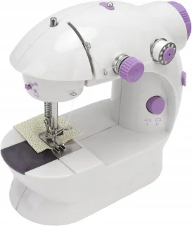 Mini elektrische naaimachine - Twee snelheden - Voetpedaal - Tweenaaldsysteem - Handmatige/automatische bediening - Inclusief bonusaccessoires - Perfect voor snelle reparaties en kleine naaiprojecten