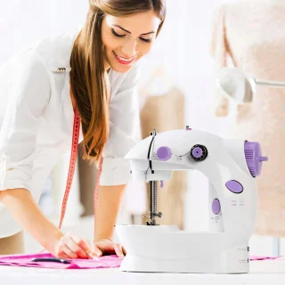 Mini elektrische naaimachine - Twee snelheden - Voetpedaal - Tweenaaldsysteem - Handmatige/automatische bediening - Inclusief bonusaccessoires - Perfect voor snelle reparaties en kleine naaiprojecten