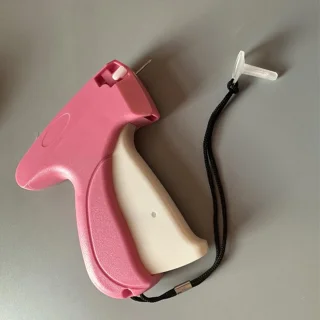 Handnaaimachine - Textiel Gun - Snelle Kledingreparatie - Stoffen Stikken - Naaldloze Stikker - Draadloze Naaimachine - Handzaam Apparaat - Kleding Repareren - Stoffen Lassen - Huishoudelijk Gebruik - Roze Kleur - Complete Set Met Accessoires