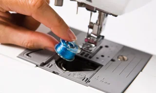 Brother XQ3700 mechanische naaimachine wit/blauw
