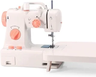 Elektrische naaimachine met tafel