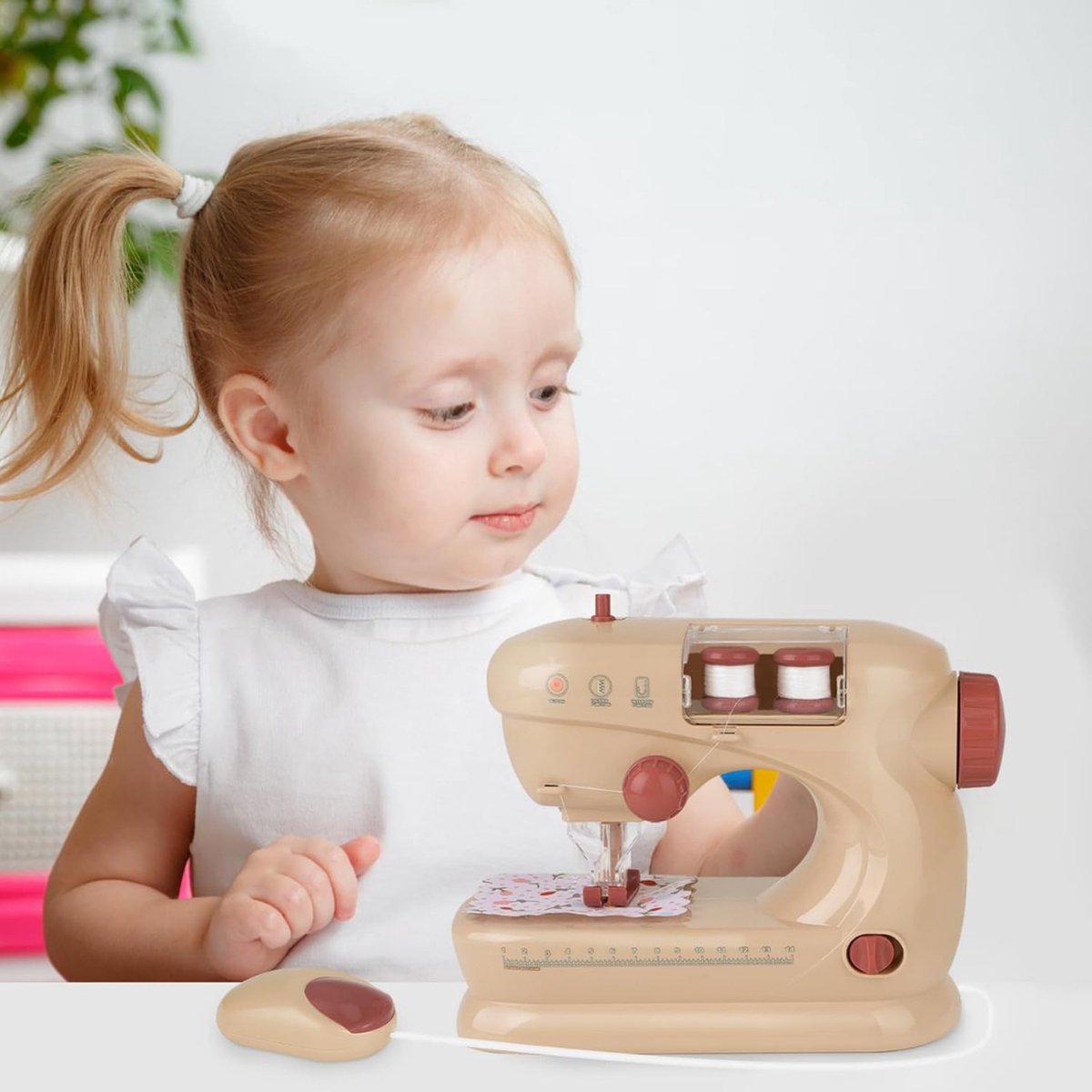 Kindernaaimachine Beige met Voetpendaal 12,7x2,5x10,2 cm