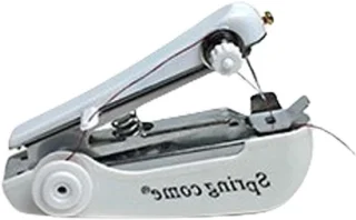 Kleine witte handnaaimachine