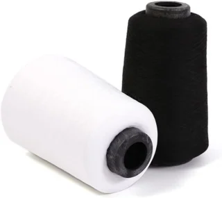 Naaigaren set polyester garen - wit zwart - 2 stuks