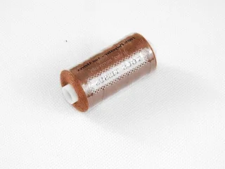 Naaigaren spoel polyester 500 meter bruin