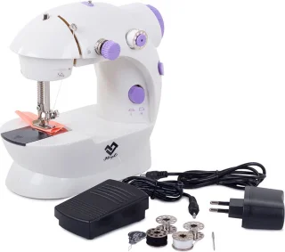 reisnaaimachine met voetpedaal en accessoires