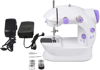 reisnaaimachine met voetpedaal en accessoires