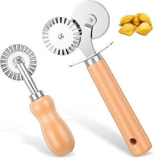 2 stuks dubbel geribbelde pastawiel snijder van RVS met houten handvat