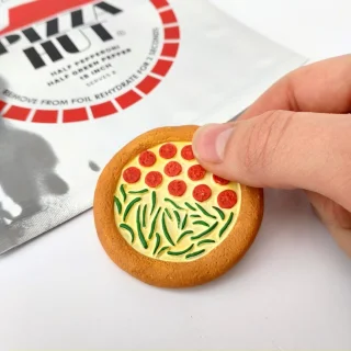 Back to the Future Filmprop Set - Zilveren Verpakkingstas & Pizzamagnetset