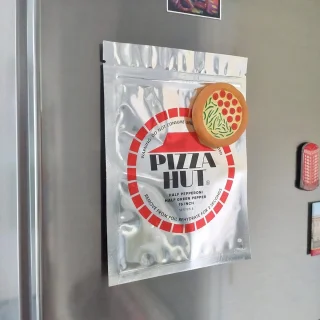 Back to the Future Filmprop Set - Zilveren Verpakkingstas & Pizzamagnetset