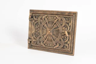 Decoratieve gietijzeren broodoven deur